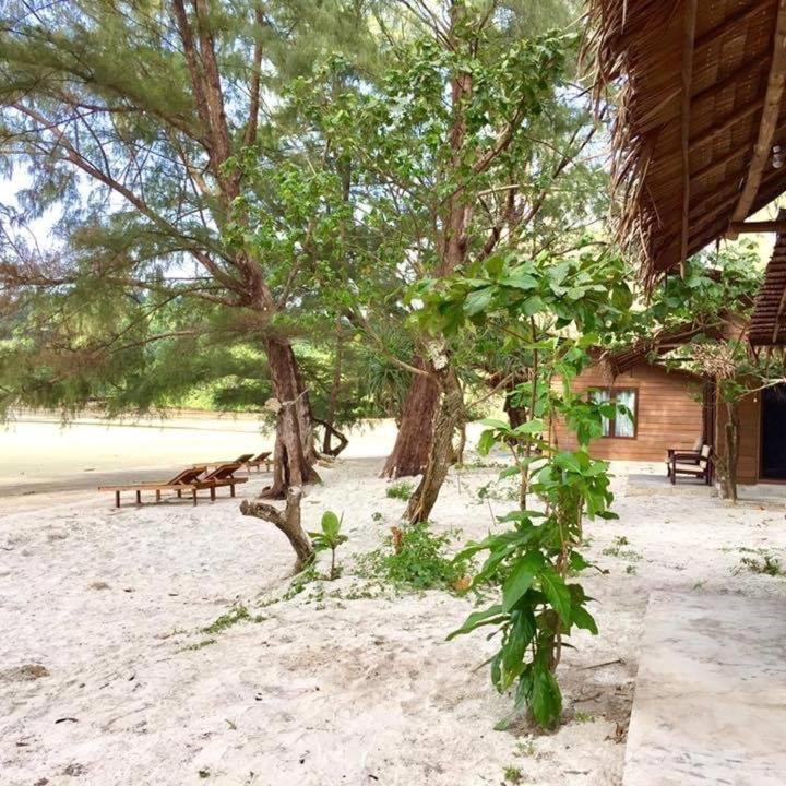 La Ong Lay Hotell Koh Phayam Eksteriør bilde